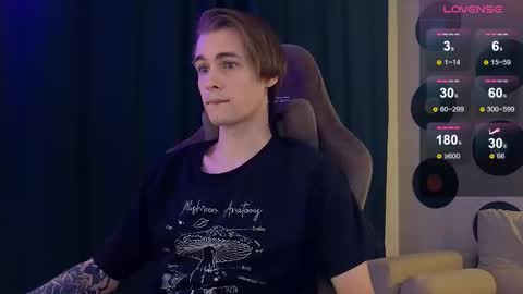 Snapshot of debugmee chatting on 11/22/25, 04:17 Samuel online show from 11/22/25, 04:17