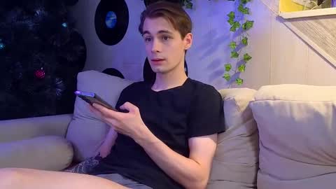 Snapshot of debugmee chatting on 12/21/25, 04:19 Samuel online show from 12/21/25, 04:19