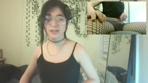 Snapshot of deciduousdoll chatting on 12/15/25, 07:01 deciduousdoll online show from 12/15/25, 07:01