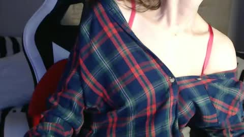 Snapshot of deessedivine chatting on 01/08/25, 03:39 KamiDevi online show from 01/08/25, 03:39