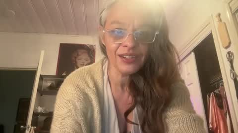 Snapshot of degeneratesaint chatting on 10/12/25, 04:11 Tori online show from 10/12/25, 04:11