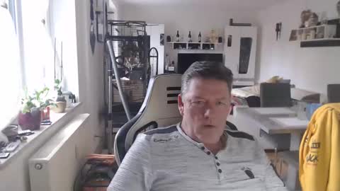 Snapshot of deinprinz2312 chatting on 02/13/25, 12:32 deinprinz2312 online show from 02/13/25, 12:32