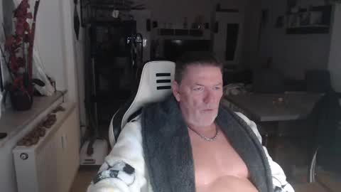 Snapshot of deinprinz2312 chatting on 10/17/25, 04:04 deinprinz2312 online show from 10/17/25, 04:04