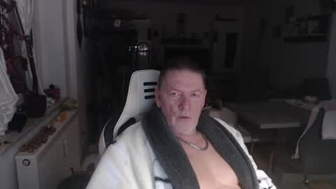 Snapshot of deinprinz2312 chatting on 11/20/25, 04:01 deinprinz2312 online show from 11/20/25, 04:01