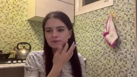 Kiki online show from 04/18/26, 07:07