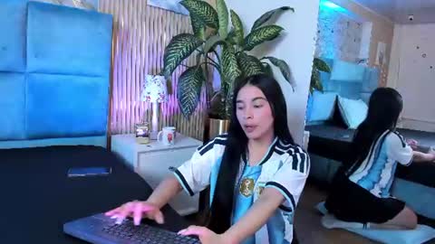 Snapshot of delphine_doll chatting on 06/24/26, 01:54 Delia online show from 06/24/26, 01:54