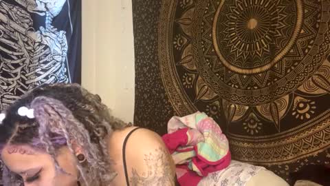 Snapshot of deluxxxeblu chatting on 01/24/25, 06:35 TankinBody online show from 01/24/25, 06:35