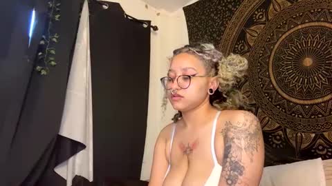 Snapshot of deluxxxeblu chatting on 02/07/25, 05:07 TankinBody online show from 02/07/25, 05:07