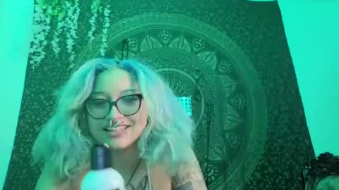 Snapshot of deluxxxeblu chatting on 09/17/25, 05:20 TankinBody online show from 09/17/25, 05:20