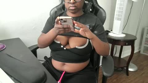 Snapshot of demichocolatekink chatting on 11/23/25, 03:12 Chocolatekink online show from 11/23/25, 03:12