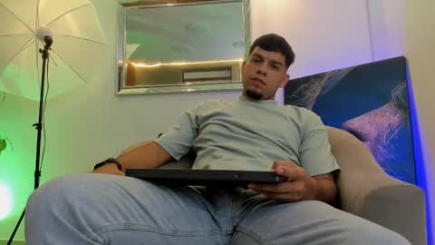 Snapshot of derek_simeon chatting on 11/04/25, 12:04 derek online show from 11/04/25, 12:04