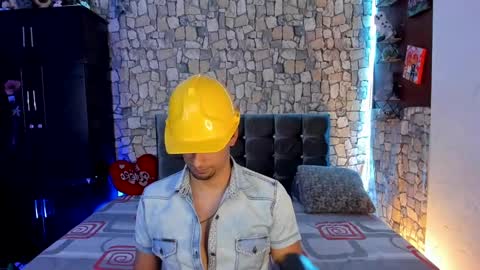 Snapshot of derekk_cute chatting on 01/21/25, 02:54 DEREKK online show from 01/21/25, 02:54