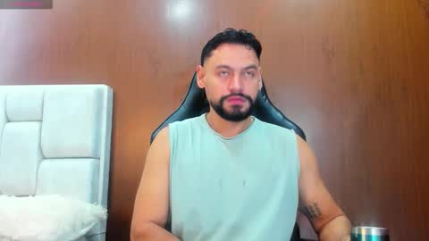 Snapshot of derrybigger_cm chatting on 10/30/25, 02:18 DerryBigger CM online show from 10/30/25, 02:18