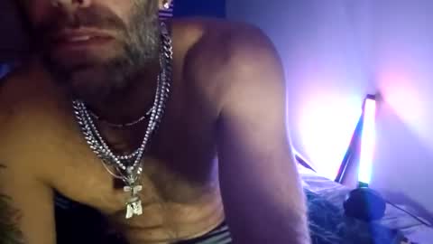 Snapshot of desertan20 chatting on 11/28/25, 01:52 Tall and Handsome online show from 11/28/25, 01:52