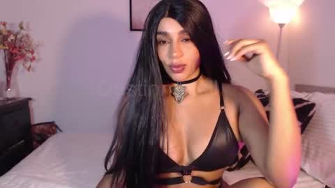 Snapshot of destinnemil chatting on 07/17/26, 10:44 Destinne Mill online show from 07/17/26, 10:44