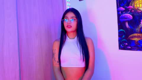 Snapshot of devours_fire chatting on 10/28/25, 09:06 Sara 3 online show from 10/28/25, 09:06