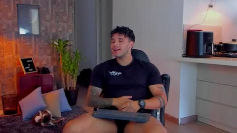 Snapshot of deymon_scott chatting on 11/17/25, 08:47 JULIAN online show from 11/17/25, 08:47