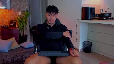 Snapshot of deymon_scott chatting on 11/22/25, 09:14 JULIAN online show from 11/22/25, 09:14