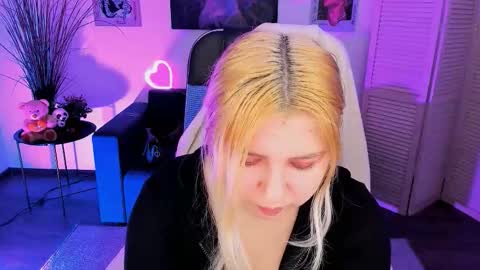 Dia online show from 11/26/25, 07:04