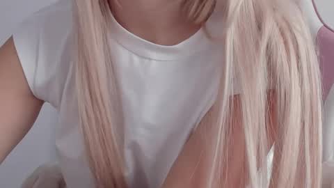 Snapshot of diamond_ava_ chatting on 02/14/25, 07:28 Thea online show from 02/14/25, 07:28