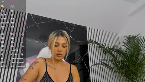 Snapshot of diamond_ava_ chatting on 09/17/25, 07:15 Thea online show from 09/17/25, 07:15