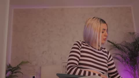 Snapshot of diamond_ava_ chatting on 02/25/26, 04:05 Thea online show from 02/25/26, 04:05