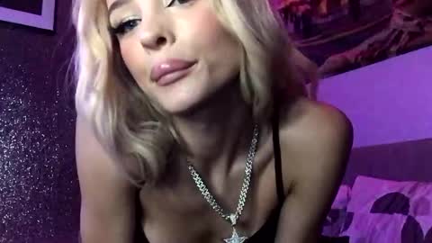 Snapshot of diamond_the_blonde chatting on 10/20/25, 10:21 Diamond online show from 10/20/25, 10:21