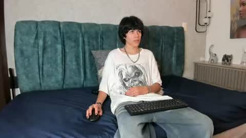 Snapshot of diamond_twink chatting on 06/12/26, 02:05 diamond_twink online show from 06/12/26, 02:05