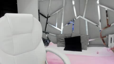 Snapshot of dianarous chatting on 02/25/25, 04:35 dianarous online show from 02/25/25, 04:35