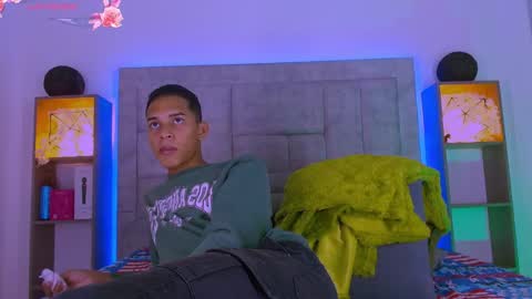 Snapshot of dilam_alfonzo chatting on 12/15/25, 12:42 Dilan online show from 12/15/25, 12:42