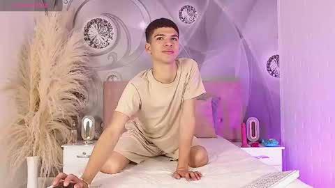 dilan_femboy_ online show from 08/04/26, 02:30