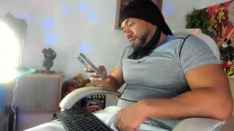 Snapshot of dimitry_muscle chatting on 10/18/25, 01:08 dimitry kyle mucle online show from 10/18/25, 01:08