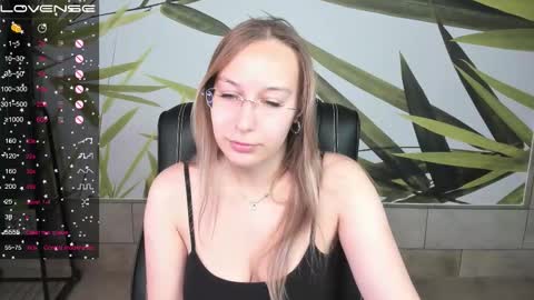 Snapshot of dina_sunshine chatting on 11/29/25, 12:24 Dina online show from 11/29/25, 12:24