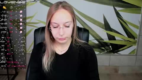 Snapshot of dina_sunshine chatting on 11/30/25, 12:58 Dina online show from 11/30/25, 12:58