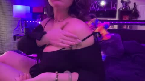 Snapshot of dirtygirldaisy chatting on 01/28/25, 03:04 Daisy Love online show from 01/28/25, 03:04