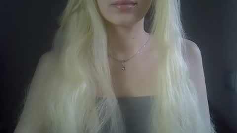 Snapshot of ditamilton chatting on 04/25/26, 11:24 DitaMilton online show from 04/25/26, 11:24
