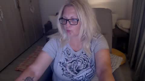 Snapshot of divineblond chatting on 05/25/26, 07:20 Alexxa online show from 05/25/26, 07:20