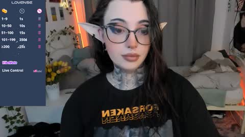 dixipixi_ online show from 09/21/25, 05:31