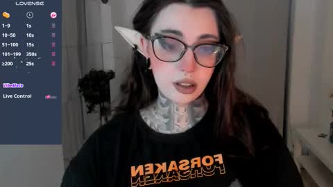 dixipixi_ online show from 10/19/25, 05:41