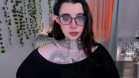 dixipixi_ online show from 12/19/25, 05:36