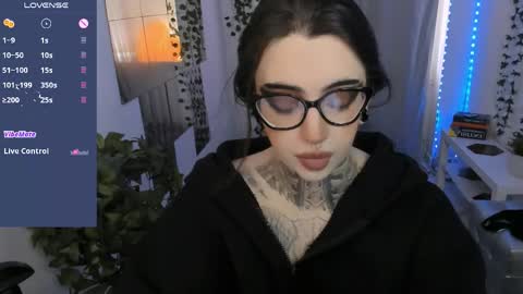 dixipixi_ online show from 06/06/26, 05:56
