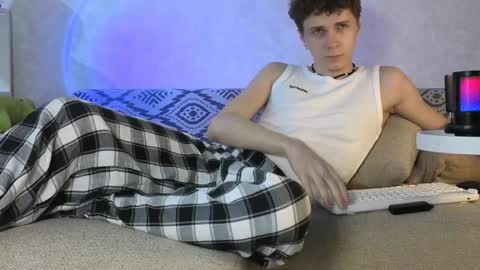 Snapshot of doedeeer chatting on 12/28/24, 03:37 Alex online show from 12/28/24, 03:37