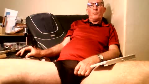 Snapshot of doggsaur chatting on 03/09/25, 03:38 Doggsaur online show from 03/09/25, 03:38