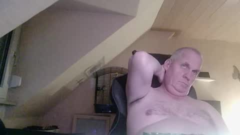 Snapshot of doggy2629 chatting on 11/15/25, 04:25 doggy2629 online show from 11/15/25, 04:25