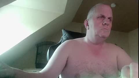 Snapshot of doggy2629 chatting on 12/14/25, 11:04 doggy2629 online show from 12/14/25, 11:04