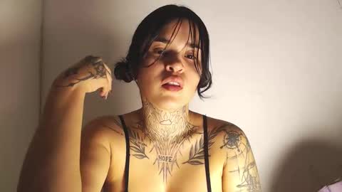 Snapshot of doll_and_thebrown chatting on 12/17/25, 01:22 doll_and_thebrown online show from 12/17/25, 01:22