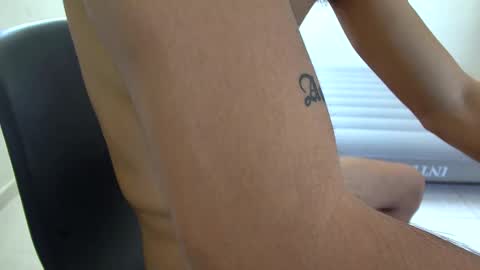 Snapshot of dollarhot30 chatting on 11/13/25, 04:39 DollarHot30 online show from 11/13/25, 04:39