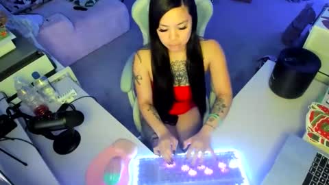 DOLLLFACE online show from 12/17/25, 05:46