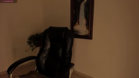 Snapshot of dollmoon_ chatting on 11/21/25, 02:21 You can call me Pretty online show from 11/21/25, 02:21