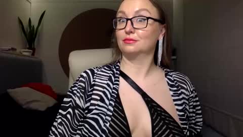 DOM MUMMY online show from 11/05/25, 06:02